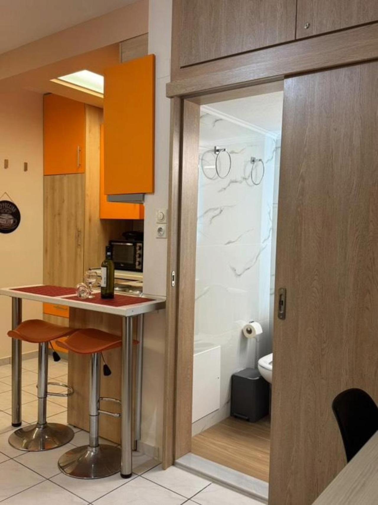 Orange Apartment *
